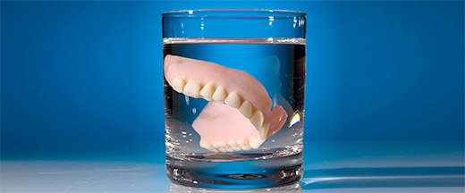 Уход за зубными протезами: таблетки для очистки и ежедневная гигиена